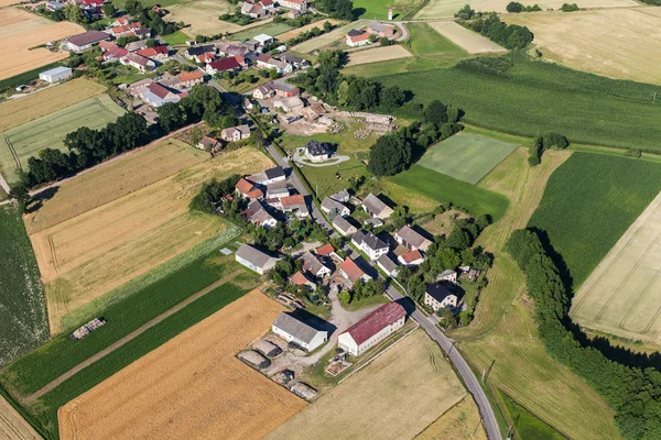 Dorf und Erntefelder — Stockfoto