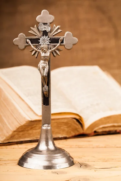 Composition crucifix et bible — Photo