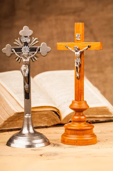 Dois crucifixos decorativos e bíblia — Fotografia de Stock