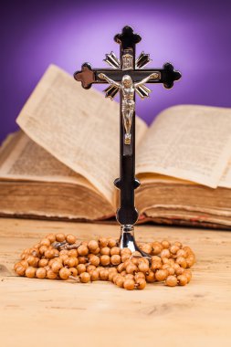 tablo üzerinde haç