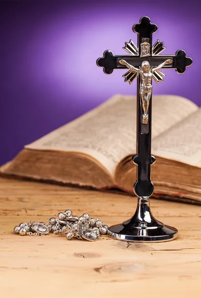 Crucifixo na mesa — Fotografia de Stock