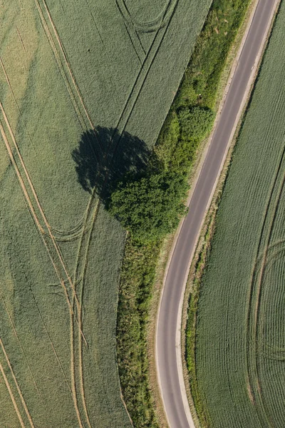 Вид з повітря на сільську дорогу — стокове фото