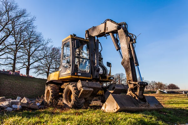 Long arm excavator working on the field — Stock Photo, Image