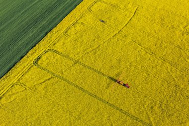 Traktörle hasat alanlarının hava görüntüsü 