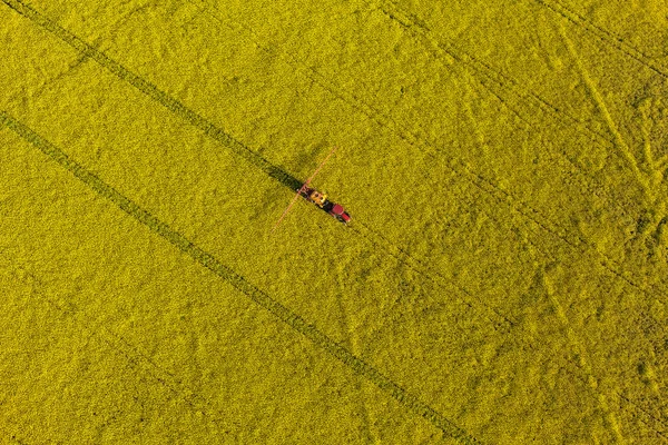 トラクターで畑を空中から見る — ストック写真
