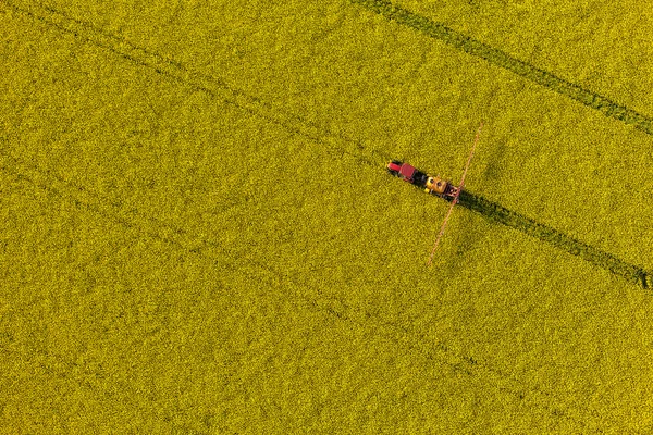 트랙터를 사용하여 수확하는 밭을 공중에서 본 모습 — 스톡 사진