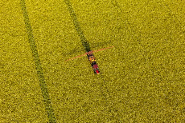 Widok z lotu ptaka pola zbiorów z ciągnikiem Zdjęcie Stockowe