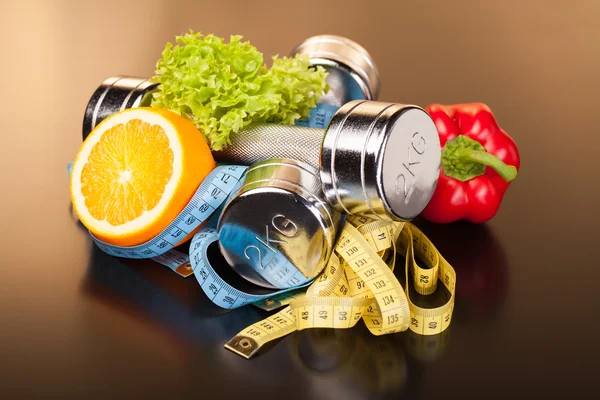 Fitness vybavení a zdravé potraviny — Stock fotografie