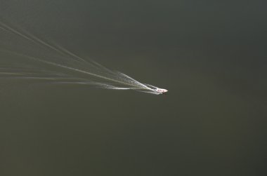 Nehrin üzerinde yelken Motorlu tekne