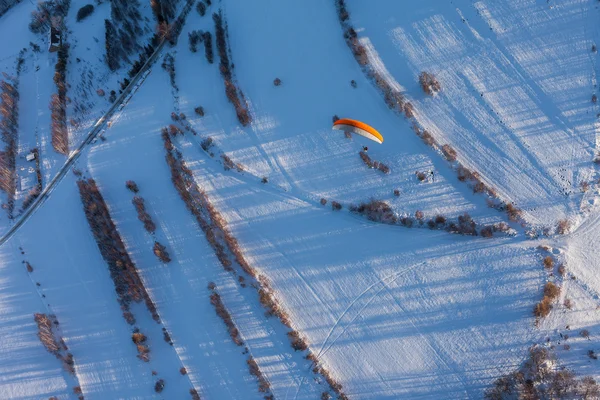 Luftaufnahme des Paramotors über dem Wald im Winter — Stockfoto