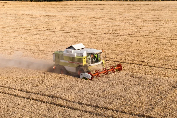 Luchtfoto van combineren op oogst veld — Stockfoto