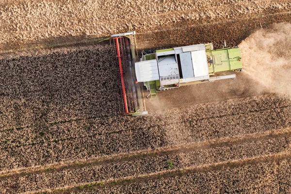 Luftaufnahme eines Mähdreschers auf einem Erntefeld — Stockfoto