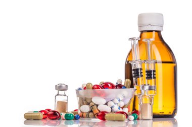 Çeşitli ilaçlar ve şırınga