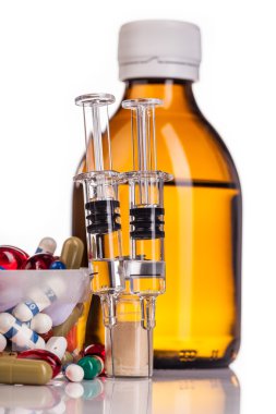 Çeşitli ilaçlar ve şırınga
