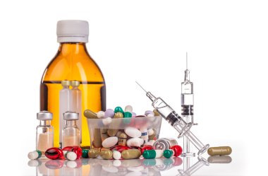 Çeşitli ilaçlar ve şırınga