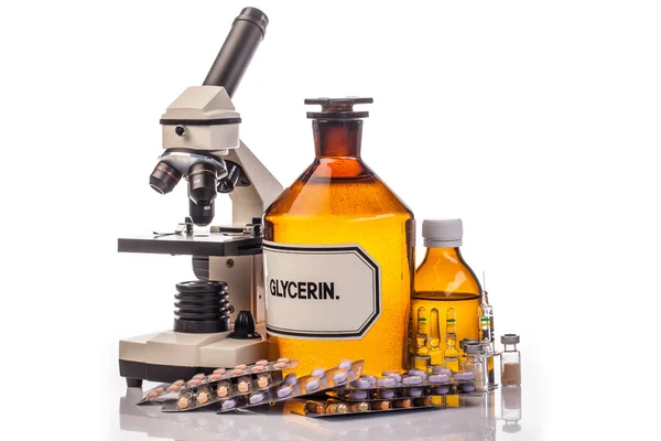 Medicijnen, Microscoop en spuit — Stockfoto