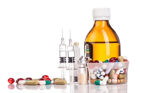 Variedade medicamentos e seringas — Fotografia de Stock
