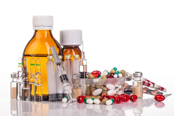 Variedad de medicamentos y jeringas — Foto de Stock