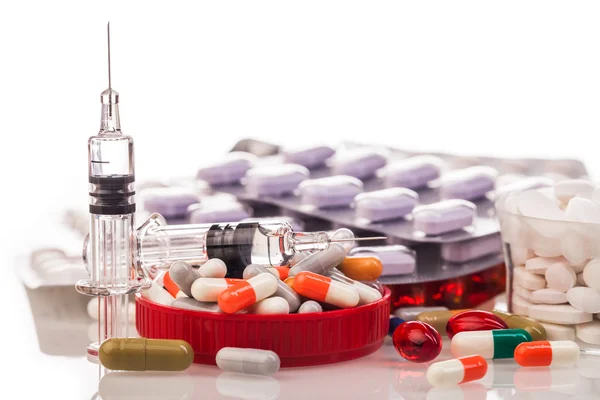 Variedad de medicamentos y jeringas —  Fotos de Stock