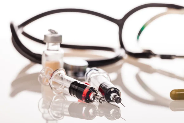 Leków, strzykawki i stetoskop — Zdjęcie stockowe