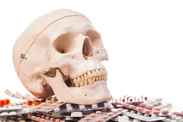 Çeşitli ilaçlar ve insan kafatası — Stok fotoğraf