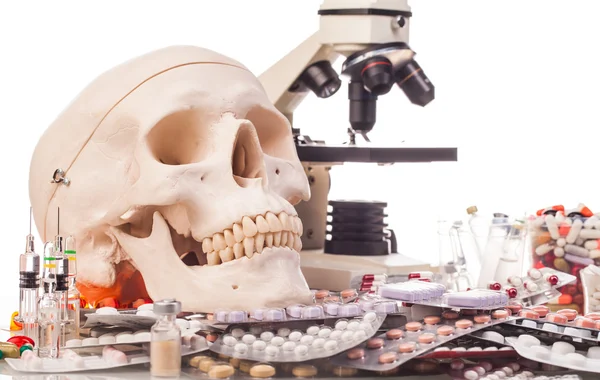 Medicamentos, jeringas, cráneo y microscopio —  Fotos de Stock
