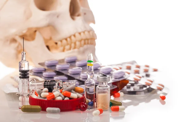 薬、注射器、人間の頭蓋骨 — ストック写真