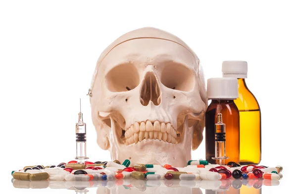 Leków, strzykawki i ludzkiej czaszki — Zdjęcie stockowe