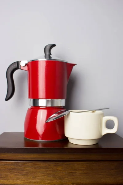 Geleneksel İtalyan moka kahve demliği. Kahve makinesinde demlenen profesyonel taze kahve.