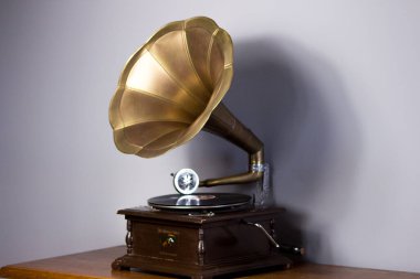 Plakası olan eski bir gramofon. Taşınabilir gramofon. Patephone