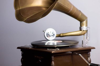 Plakası olan eski bir gramofon. Taşınabilir gramofon. Patephone
