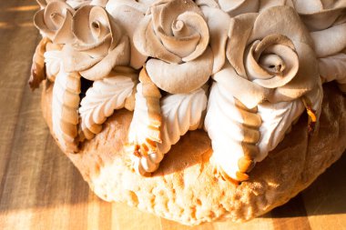 Düğün gelenekleri. Tuzlu geleneksel düğün ekmeği. 