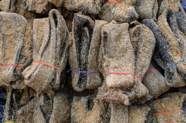 Yerel pazarda satılık kurutulmuş bufalo derisi.