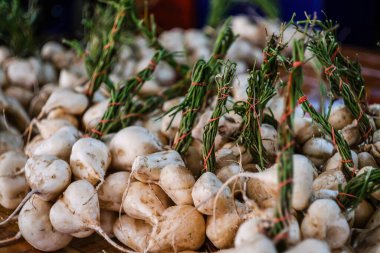 Meksika yer elması, tatlı jicama sebzeleri markette satılık..