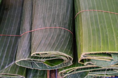 Markette satılık yeşil muz yaprağı görüntüsü.