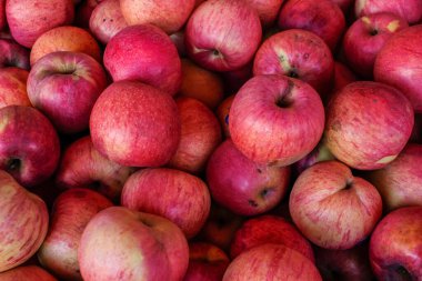 Meyve pazarında satılık pembe elmalar.