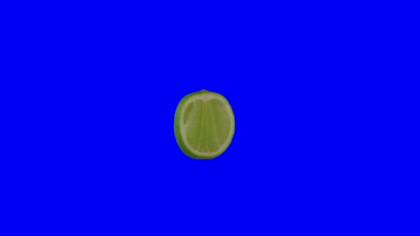 Fatia Limão Girar 360 Graus Isolados Tela Azul — Vídeo de Stock