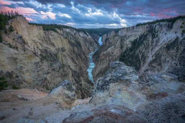 黄色い石の国立公園の下の滝は 芸術家のポイントから日没時に ウーミング 米国で — ストック写真