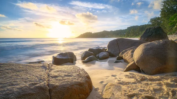 Hermosa Puesta Sol Una Playa Ensueño Isla Tropical Las Seychelles —  Fotos de Stock