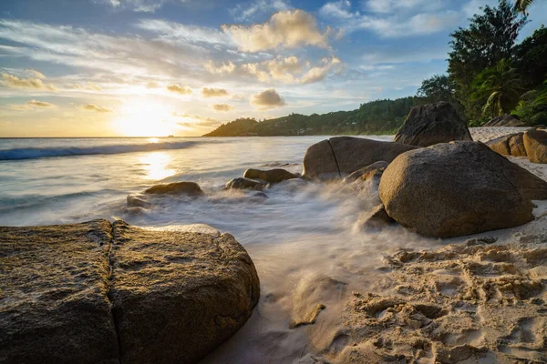 Hermosa Puesta Sol Una Playa Ensueño Isla Tropical Las Seychelles —  Fotos de Stock