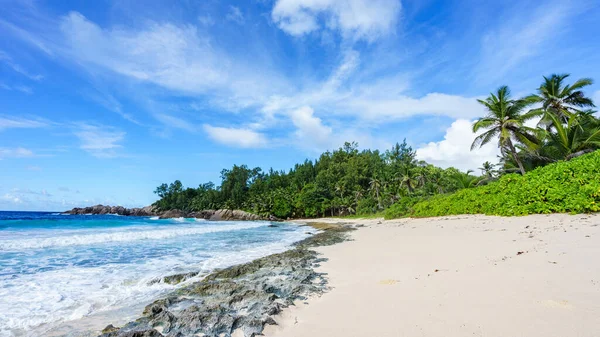 Hermosa Salvaje Playa Tropical Solitaria Con Rocas Granito Ásperas Arena — Foto de Stock