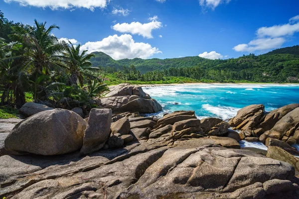 Wunderschöner Sonnenuntergang Paradiesischen Tropischen Strand Mit Granitfelsen Und Ihren Schatten — Stockfoto