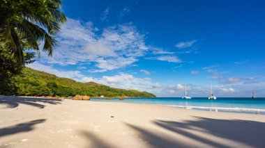 Seyşeller 'deki Anse Lazio' da katamaranlar. Turkuaz su, cennetteki kumsalda granit kayalar.