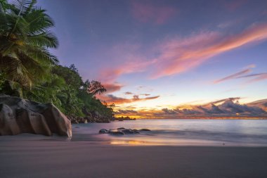 Tropikal sahil Anse Georgette 'de gün batımı Praslin' de Seyşeller 'de
