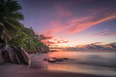 Tropikal sahil Anse Georgette 'de gün batımı Praslin' de Seyşeller 'de