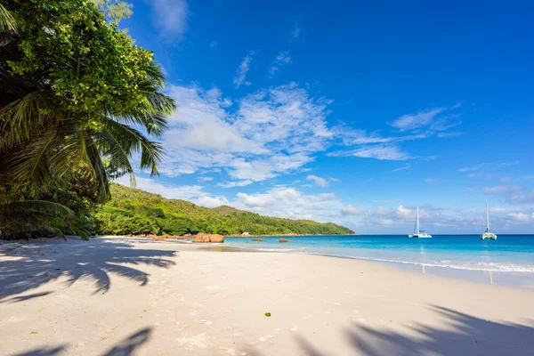 Catamarans Anse Lazio Seychelles Τυρκουάζ Νερά Γρανιτένια Βράχια Στη Λευκή — Φωτογραφία Αρχείου