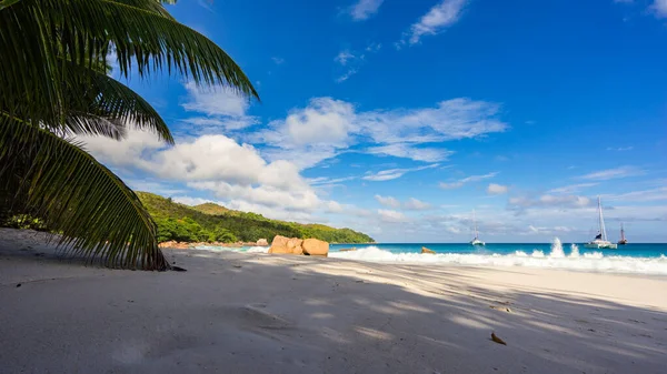 Katamarane Bei Anse Lazio Auf Den Seychellen Türkisfarbenes Wasser Granitfelsen — Stockfoto