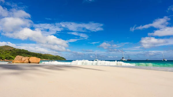 Catamarans Anse Lazio Seychelles Τυρκουάζ Νερά Γρανιτένια Βράχια Στη Λευκή — Φωτογραφία Αρχείου