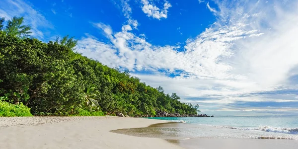 Día Soleado Playa Tropical Con Grandes Rocas Granito Agua Turquesa — Foto de Stock