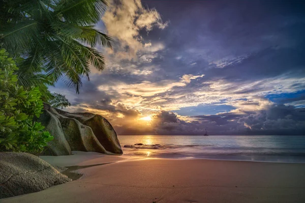 Schilderachtige Zonsondergang Droomstrand Bij Anse Georgette Praslin Seychellen Een Grote — Stockfoto